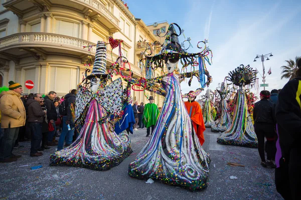 意大利的威尼斯人 2月11日 狂欢节的游行与跳舞的人们在的街道上的佛罗伦萨 2018年2月11日 在意大利的佛罗伦萨拍摄 — 图库照片