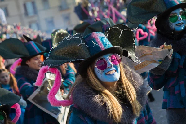 Viareggio, İtalya - 11 Şubat: Festivali, karnaval geçit insanlar Viareggio sokaklarında dans ile yüzer. 11 Şubat 2018, Viareggio, İtalya'da alınan