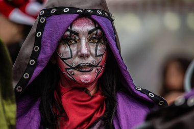 Viareggio, İtalya - 9 Şubat Festivali, Viareggio sokaklarında dans eden insanlarla karnaval geçit töreni. 9 Şubat 2020, Viareggio, İtalya
