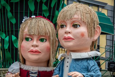 Viareggio, İtalya - 9 Şubat Festivali, Viareggio sokaklarında dans eden insanlarla karnaval geçit töreni. 9 Şubat 2020, Viareggio, İtalya