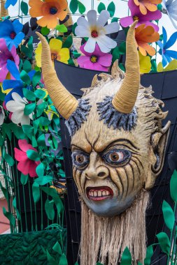 Viareggio, İtalya - 9 Şubat Festivali, Viareggio sokaklarında dans eden insanlarla karnaval geçit töreni. 9 Şubat 2020, Viareggio, İtalya