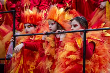 Viareggio, İtalya - 9 Şubat Festivali, Viareggio sokaklarında dans eden insanlarla karnaval geçit töreni. 9 Şubat 2020, Viareggio, İtalya