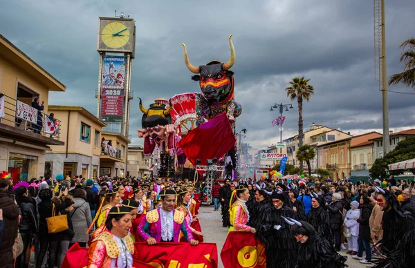 Viareggio Talya Şubat Festivali Viareggio Sokaklarında Dans Eden Insanlarla Karnaval — Stok fotoğraf