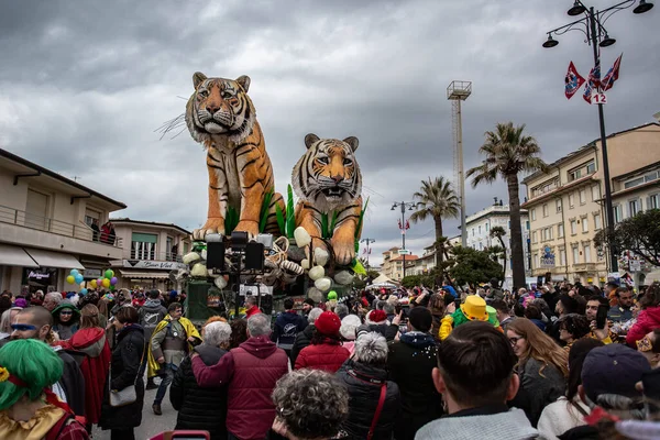 Viareggio Italia Febrero Festival Desfile Carrozas Carnaval Con Gente Bailando —  Fotos de Stock