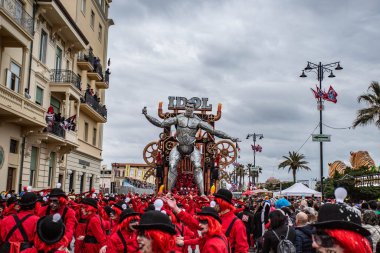 Viareggio, İtalya - 9 Şubat Festivali, Viareggio sokaklarında dans eden insanlarla karnaval geçit töreni. 9 Şubat 2020, Viareggio, İtalya