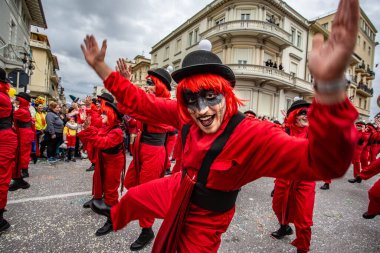 Viareggio, İtalya - 9 Şubat Festivali, Viareggio sokaklarında dans eden insanlarla karnaval geçit töreni. 9 Şubat 2020, Viareggio, İtalya