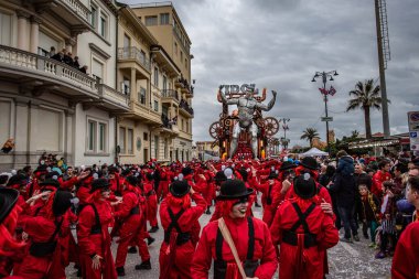 Viareggio, İtalya - 9 Şubat Festivali, Viareggio sokaklarında dans eden insanlarla karnaval geçit töreni. 9 Şubat 2020, Viareggio, İtalya