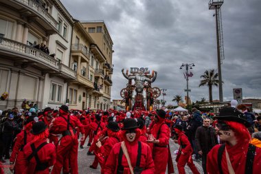 Viareggio, İtalya - 9 Şubat Festivali, Viareggio sokaklarında dans eden insanlarla karnaval geçit töreni. 9 Şubat 2020, Viareggio, İtalya