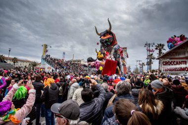Viareggio, İtalya - 9 Şubat Festivali, Viareggio sokaklarında dans eden insanlarla karnaval geçit töreni. 9 Şubat 2020, Viareggio, İtalya