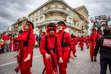 Viareggio, İtalya - 9 Şubat Festivali, Viareggio sokaklarında dans eden insanlarla karnaval geçit töreni. 9 Şubat 2020, Viareggio, İtalya