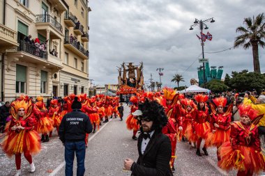 Viareggio, İtalya - 9 Şubat Festivali, Viareggio sokaklarında dans eden insanlarla karnaval geçit töreni. 9 Şubat 2020, Viareggio, İtalya