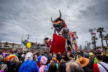 Viareggio, İtalya - 9 Şubat Festivali, Viareggio sokaklarında dans eden insanlarla karnaval geçit töreni. 9 Şubat 2020, Viareggio, İtalya