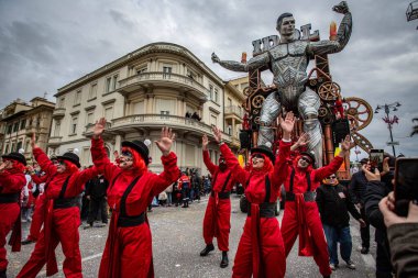 Viareggio, İtalya - 9 Şubat Festivali, Viareggio sokaklarında dans eden insanlarla karnaval geçit töreni. 9 Şubat 2020, Viareggio, İtalya