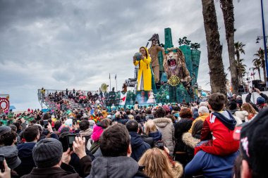 Viareggio, İtalya - 9 Şubat Festivali, Viareggio sokaklarında dans eden insanlarla karnaval geçit töreni. 9 Şubat 2020, Viareggio, İtalya