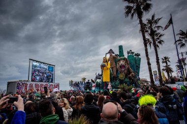 Viareggio, İtalya - 9 Şubat Festivali, Viareggio sokaklarında dans eden insanlarla karnaval geçit töreni. 9 Şubat 2020, Viareggio, İtalya