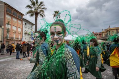 Viareggio, İtalya - 9 Şubat Festivali, Viareggio sokaklarında dans eden insanlarla karnaval geçit töreni. 9 Şubat 2020, Viareggio, İtalya