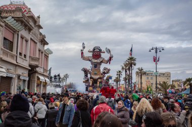 Viareggio, İtalya - 9 Şubat Festivali, Viareggio sokaklarında dans eden insanlarla karnaval geçit töreni. 9 Şubat 2020, Viareggio, İtalya