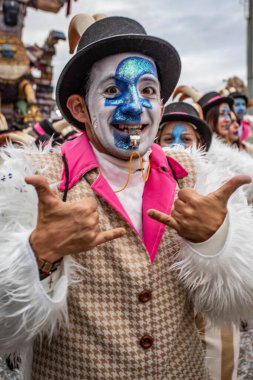Viareggio, İtalya - 9 Şubat Festivali, Viareggio sokaklarında dans eden insanlarla karnaval geçit töreni. 9 Şubat 2020, Viareggio, İtalya