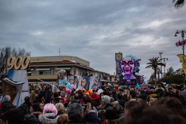 Viareggio, İtalya - 9 Şubat Festivali, Viareggio sokaklarında dans eden insanlarla karnaval geçit töreni. 9 Şubat 2020, Viareggio, İtalya