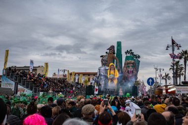 Viareggio, İtalya - 9 Şubat Festivali, Viareggio sokaklarında dans eden insanlarla karnaval geçit töreni. 9 Şubat 2020, Viareggio, İtalya