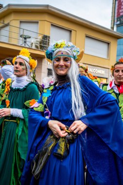 Viareggio, İtalya - 9 Şubat Festivali, Viareggio sokaklarında dans eden insanlarla karnaval geçit töreni. 9 Şubat 2020, Viareggio, İtalya