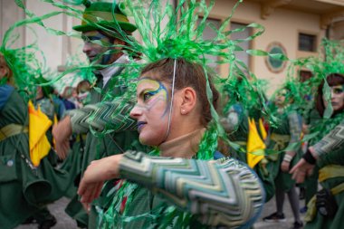 Viareggio, İtalya - 9 Şubat Festivali, Viareggio sokaklarında dans eden insanlarla karnaval geçit töreni. 9 Şubat 2020, Viareggio, İtalya