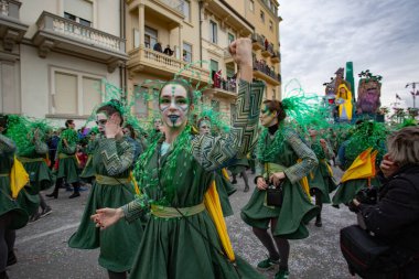 Viareggio, İtalya - 9 Şubat Festivali, Viareggio sokaklarında dans eden insanlarla karnaval geçit töreni. 9 Şubat 2020, Viareggio, İtalya