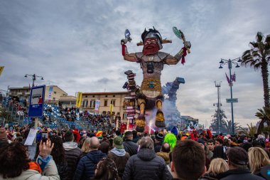 Viareggio, İtalya - 9 Şubat Festivali, Viareggio sokaklarında dans eden insanlarla karnaval geçit töreni. 9 Şubat 2020, Viareggio, İtalya