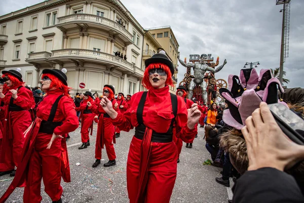 Viareggio Italia Febrero Festival Desfile Carrozas Carnaval Con Gente Bailando —  Fotos de Stock