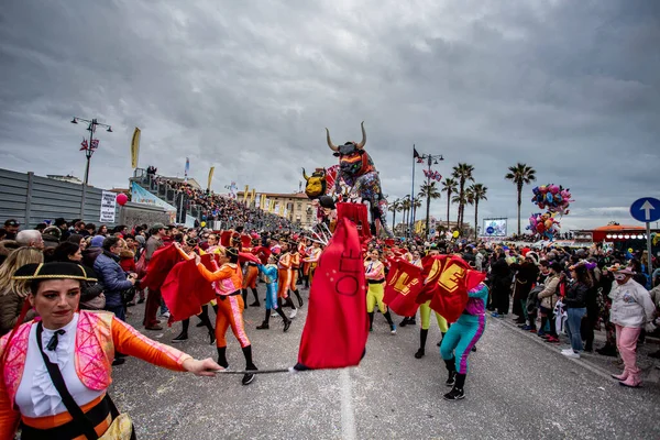 Viareggio Włochy Lut Festiwal Parada Pływaków Karnawałowych Tańczącymi Ludźmi Ulicach — Zdjęcie stockowe