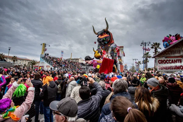 Viareggio Italy Feb Festival Parade Carnival Floats Dancing People Streets — Stock Photo, Image