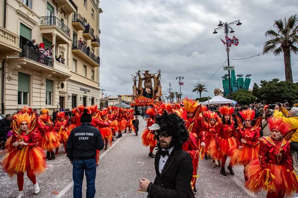 Viareggio, İtalya - 9 Şubat Festivali, Viareggio sokaklarında dans eden insanlarla karnaval geçit töreni. 9 Şubat 2020, Viareggio, İtalya
