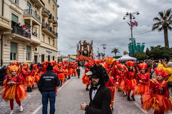 意大利维阿雷吉欧 2月9日 在维阿雷吉欧的街道上与舞伴共舞的狂欢节游行 2020年2月9日 意大利维阿雷吉欧 — 图库照片