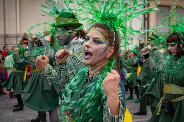 Viareggio, İtalya - 9 Şubat Festivali, Viareggio sokaklarında dans eden insanlarla karnaval geçit töreni. 9 Şubat 2020, Viareggio, İtalya