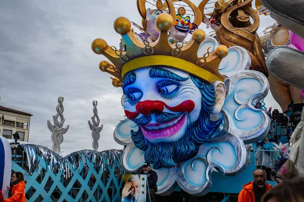 Viareggio, İtalya - 9 Şubat Festivali, Viareggio sokaklarında dans eden insanlarla karnaval geçit töreni. 9 Şubat 2020, Viareggio, İtalya