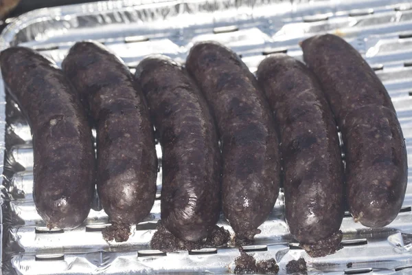 Черная колбаса на гриле — стоковое фото