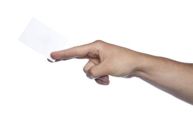 Beyaz bir arka planda bir kart tutan erkek el