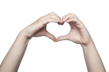 Beyaz bir arka plan ile kalp yatırılır ellerde