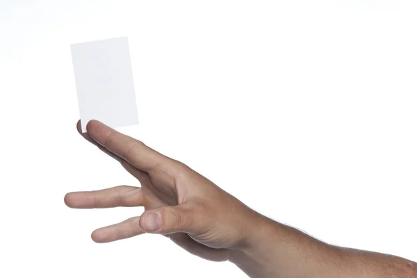 Mano masculina sobre un fondo blanco sosteniendo una tarjeta, copia espacio para t — Foto de Stock