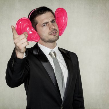 büyük kulakları ile genç işadamı