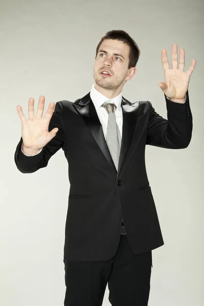Hombre de negocios en ropa formal tocando el vidrio virtual vacío — Foto de Stock
