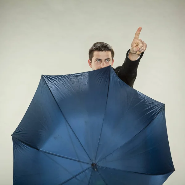 Geschäftsmann versteckt sich hinter Regenschirm — Stockfoto