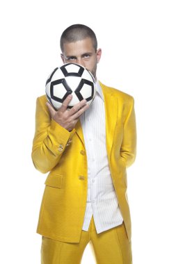 futbol yöneticisi topu gösterir