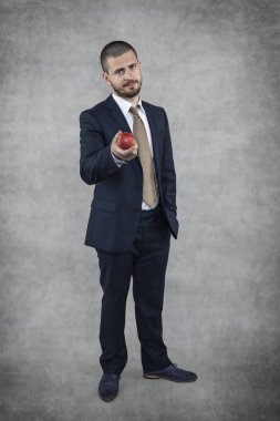 elinde meyve ile işadamı