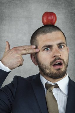 işadamı intihar etmeye hazır kafasına elma