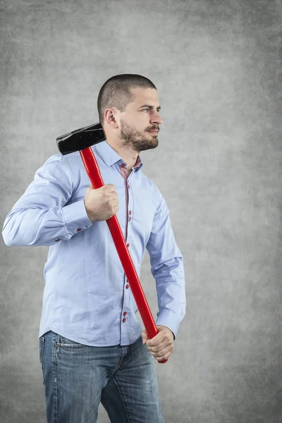 Man met een hamer — Stockfoto