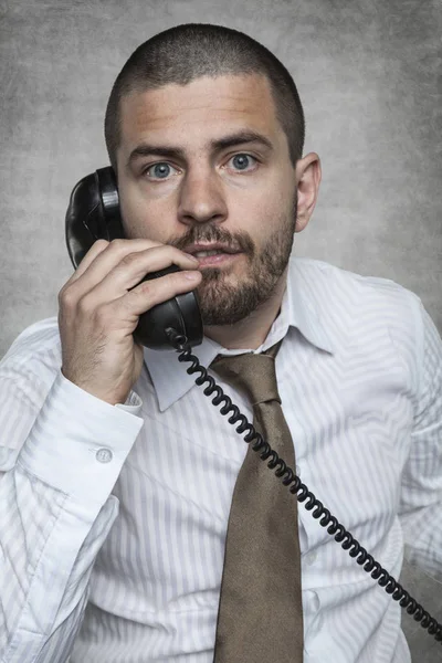 Портрет бизнесмена разговаривающего по телефону — стоковое фото