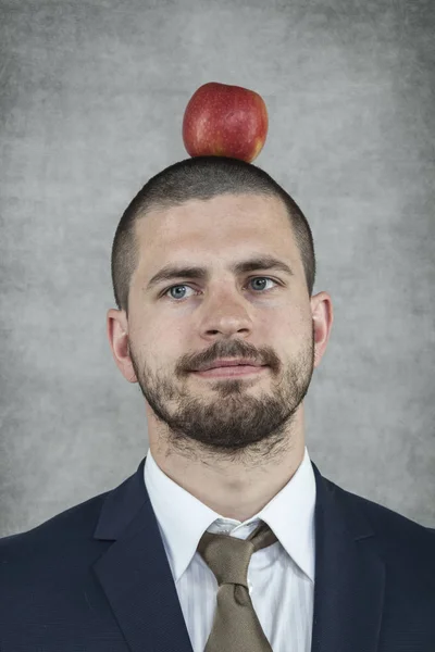 Geschäftsmann mit Apfel — Stockfoto