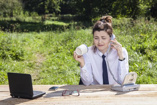 Mujer de negocios mirando una taza vacía —  Fotos de Stock