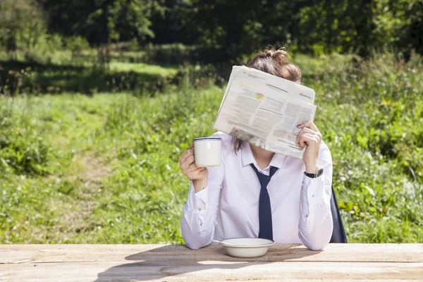 Mujer de negocios escondida detrás de un periódico — Foto de Stock